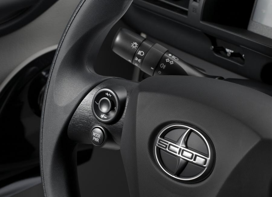 Детали интерьера Scion iQ 2011 года  (фото 13 из 42)